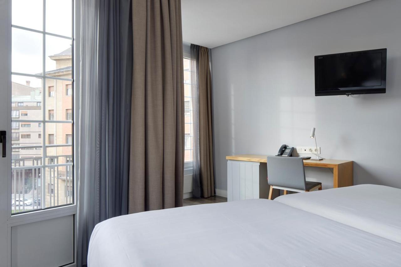 Hotel Avenida Пампона Екстериор снимка