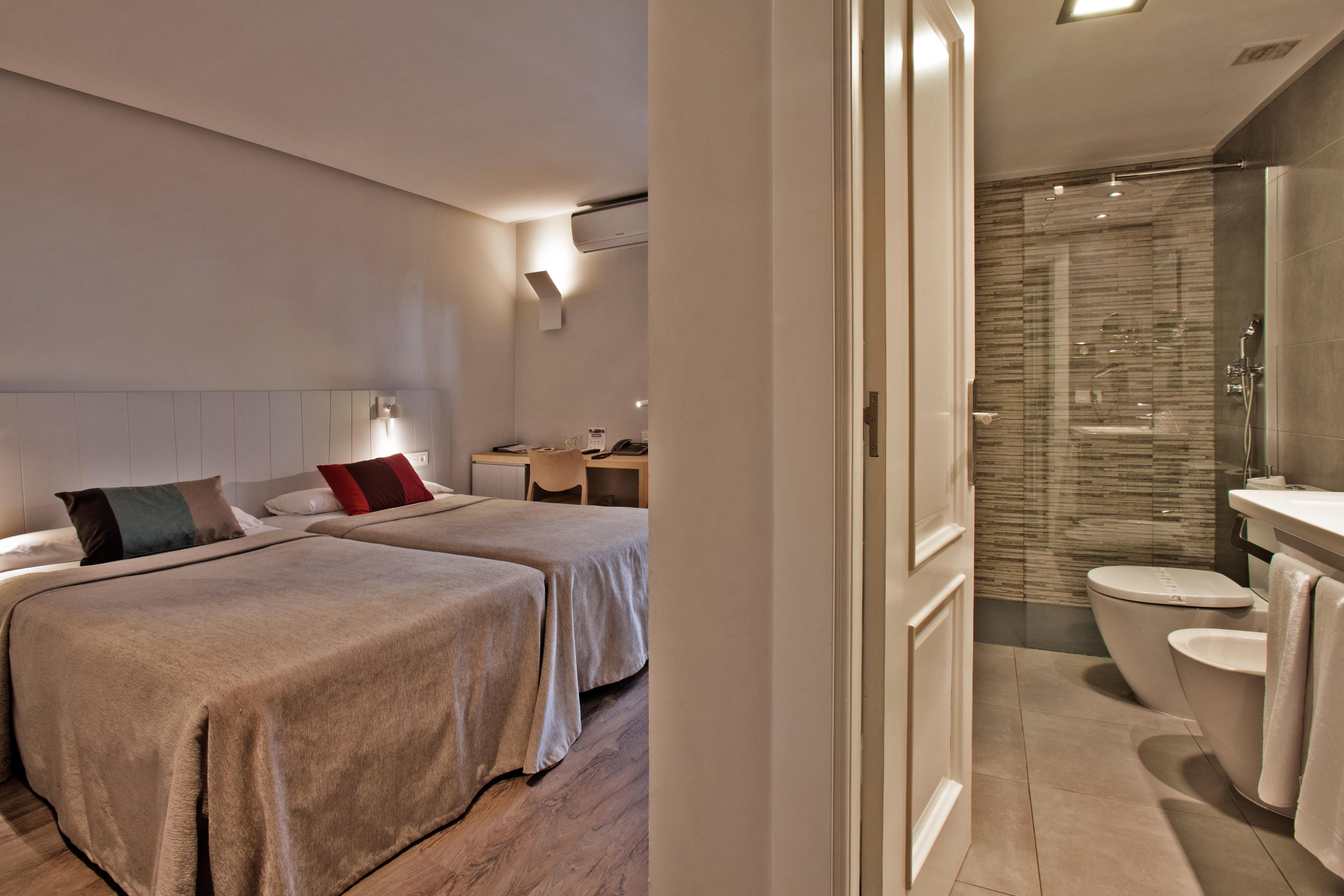 Hotel Avenida Пампона Екстериор снимка
